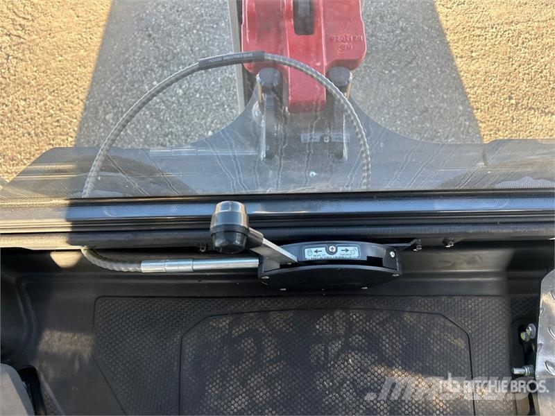Bobcat B760 لوادر ذات جرافات عكسية