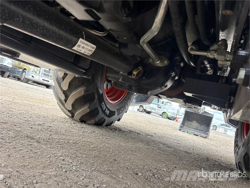 Bobcat B760 لوادر ذات جرافات عكسية