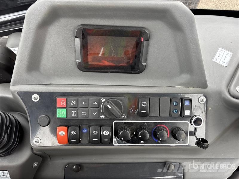 Bobcat B760 لوادر ذات جرافات عكسية