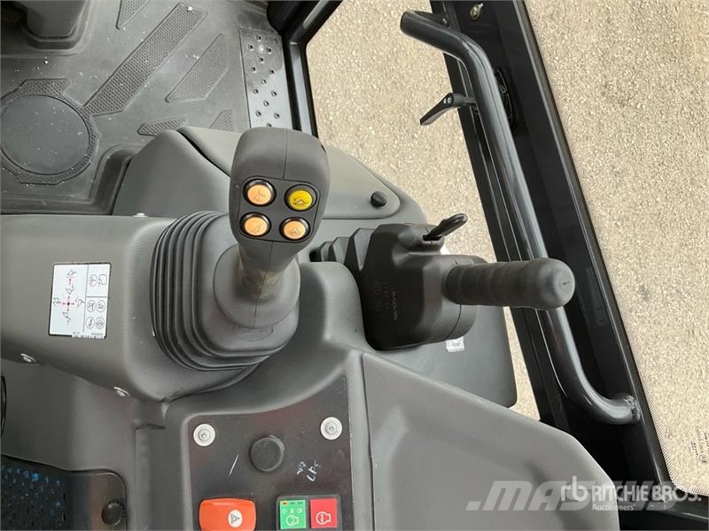 Bobcat B760 لوادر ذات جرافات عكسية