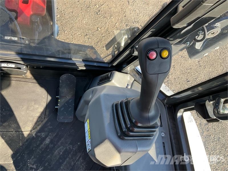 Bobcat B760 لوادر ذات جرافات عكسية