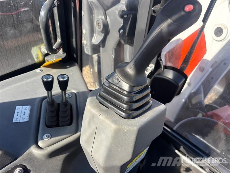 Bobcat B760 バックホーローダー