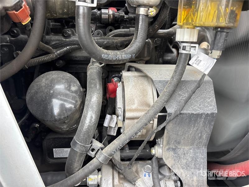 Bobcat B760 لوادر ذات جرافات عكسية