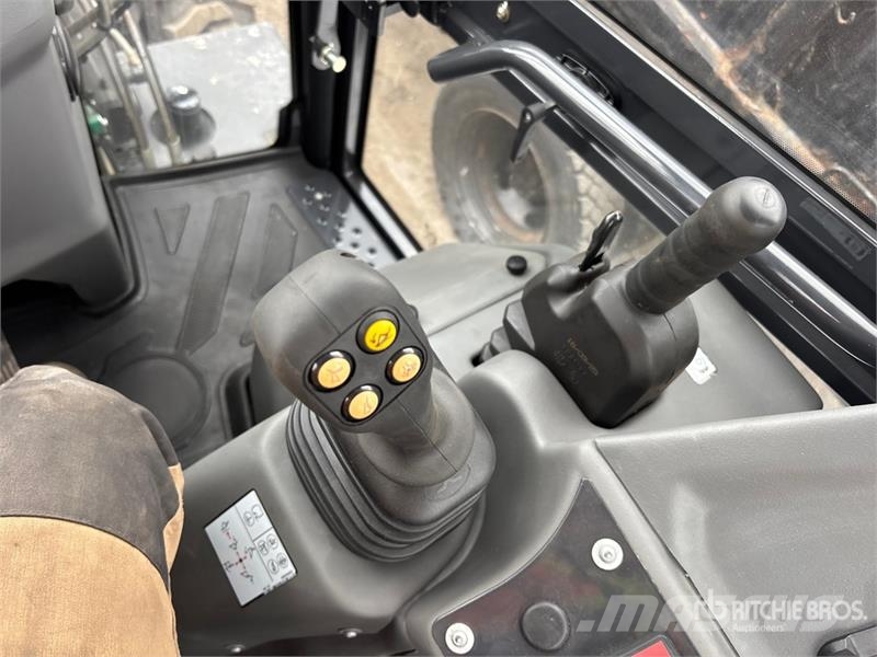 Bobcat B760 لوادر ذات جرافات عكسية