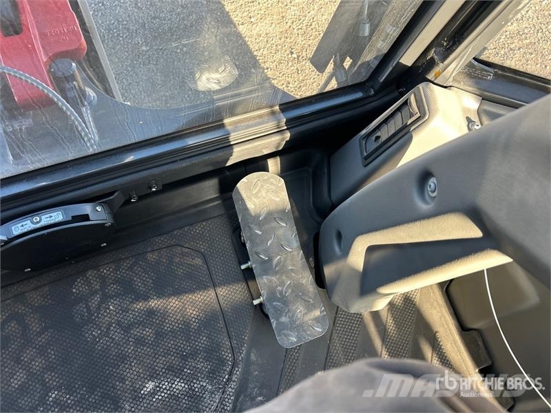 Bobcat B760 لوادر ذات جرافات عكسية