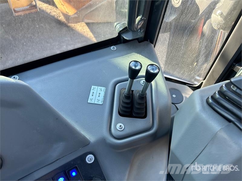 Bobcat B760 لوادر ذات جرافات عكسية