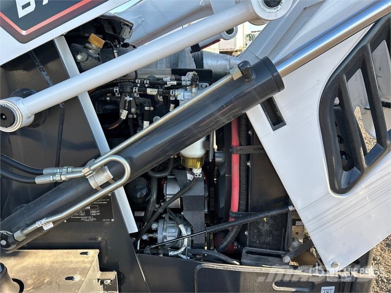 Bobcat B760 لوادر ذات جرافات عكسية
