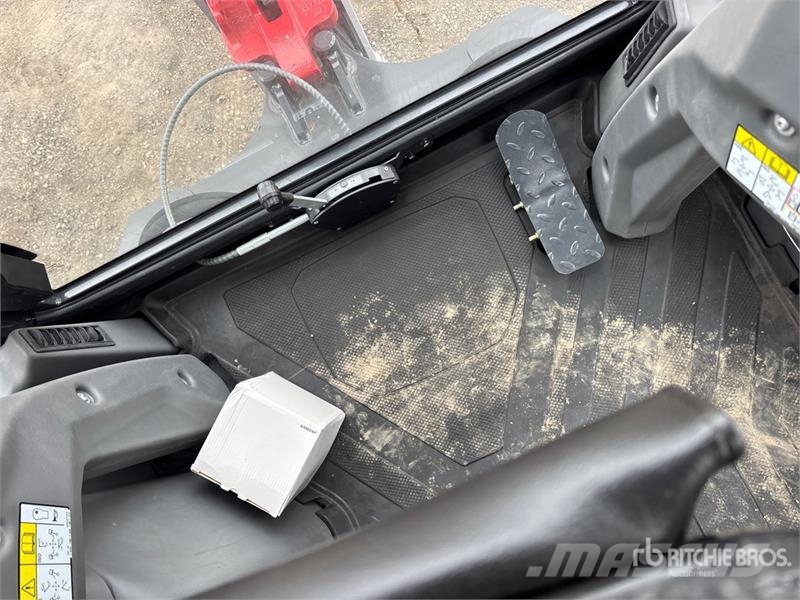 Bobcat B760 لوادر ذات جرافات عكسية