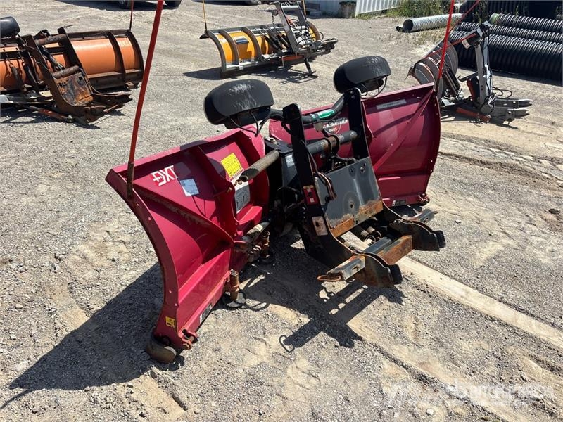 Boss 8 ft 2 in Power-V Snow Plow حراثات ونصول الجليد