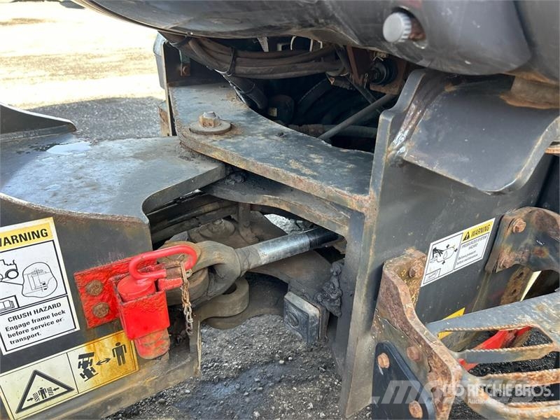 CASE 221F Chargeuse sur pneus