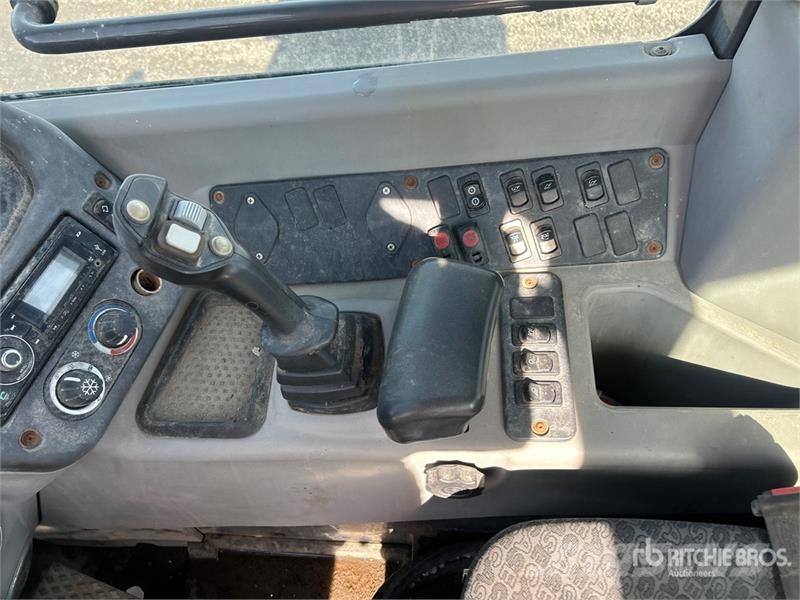 CASE 221F Chargeuse sur pneus
