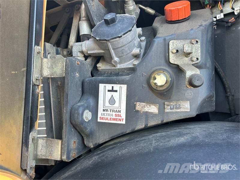 CASE 221F Chargeuse sur pneus