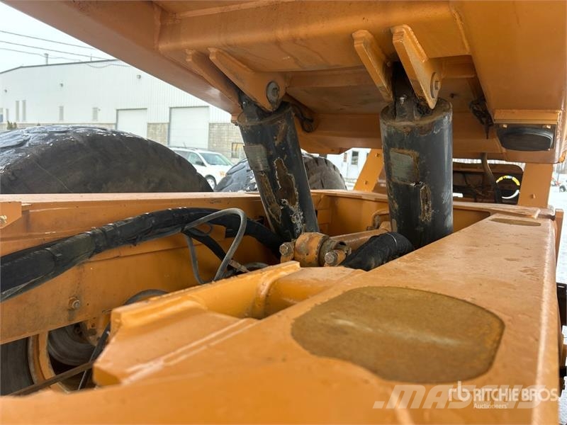 CASE 330 Articulated Haulers