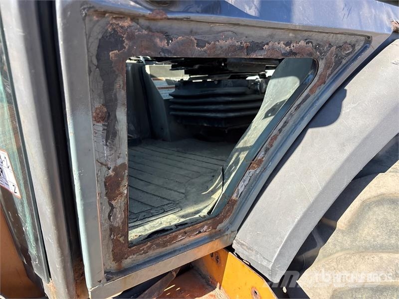CASE 570MXT Gumikerekes homlokrakodók
