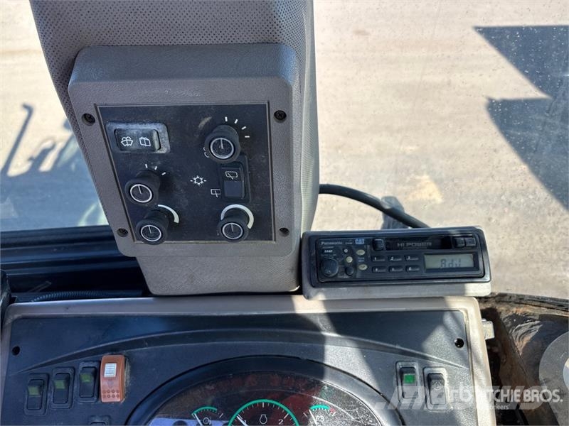 CASE 570MXT Gumikerekes homlokrakodók