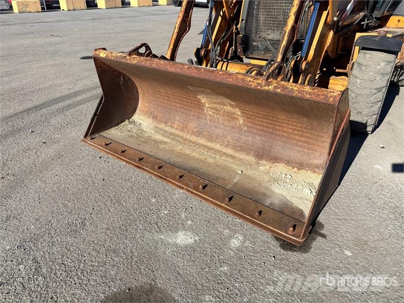 CASE 570MXT Gumikerekes homlokrakodók