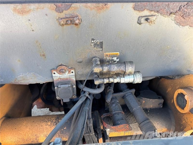 CASE 570MXT Gumikerekes homlokrakodók