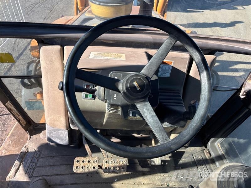 CASE 570MXT Gumikerekes homlokrakodók