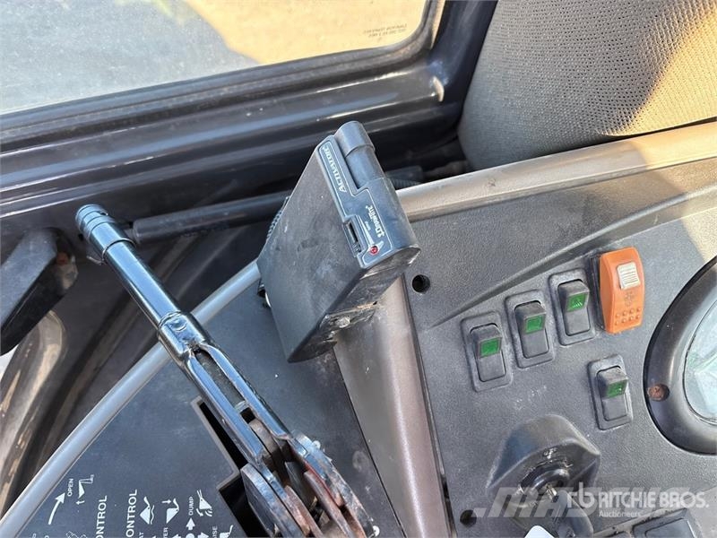 CASE 570MXT Gumikerekes homlokrakodók