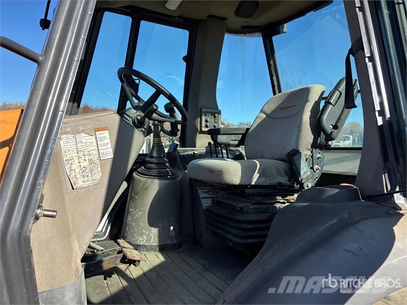 CASE 570MXT Gumikerekes homlokrakodók