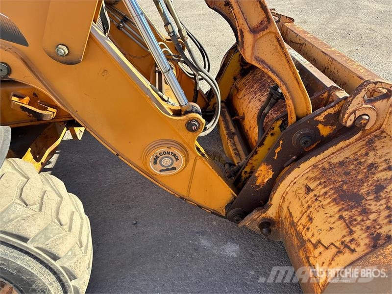 CASE 570MXT Gumikerekes homlokrakodók