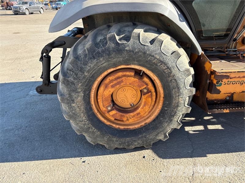 CASE 570MXT Gumikerekes homlokrakodók