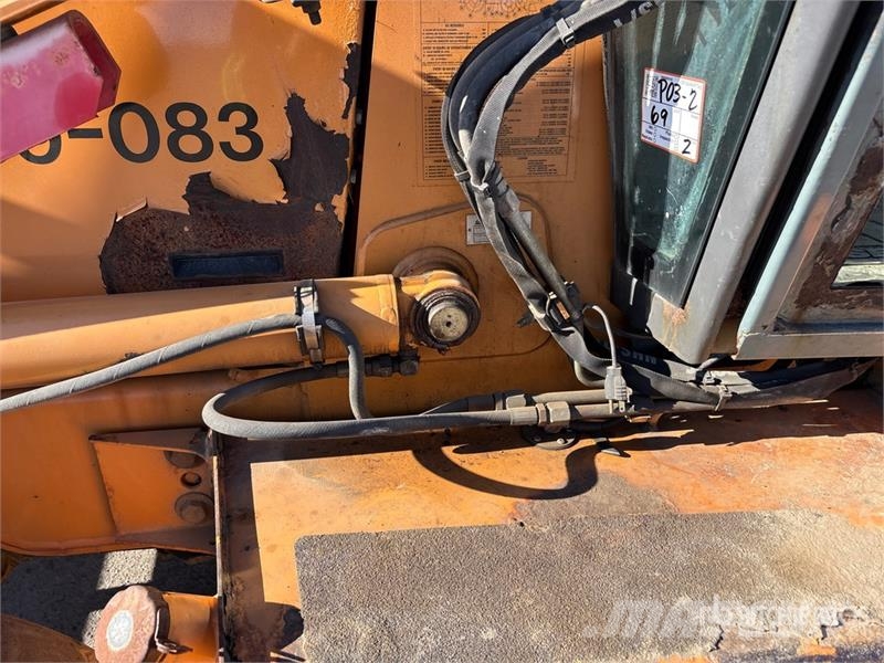 CASE 570MXT Gumikerekes homlokrakodók
