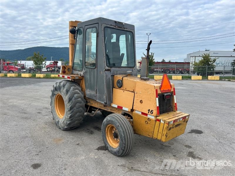 CASE 586 6000 lb 4x2 Rough Terrain Forklift Montacargas todo terreno