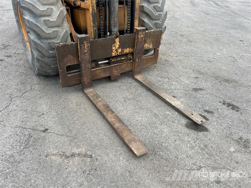 CASE 586 6000 lb 4x2 Rough Terrain Forklift Montacargas todo terreno