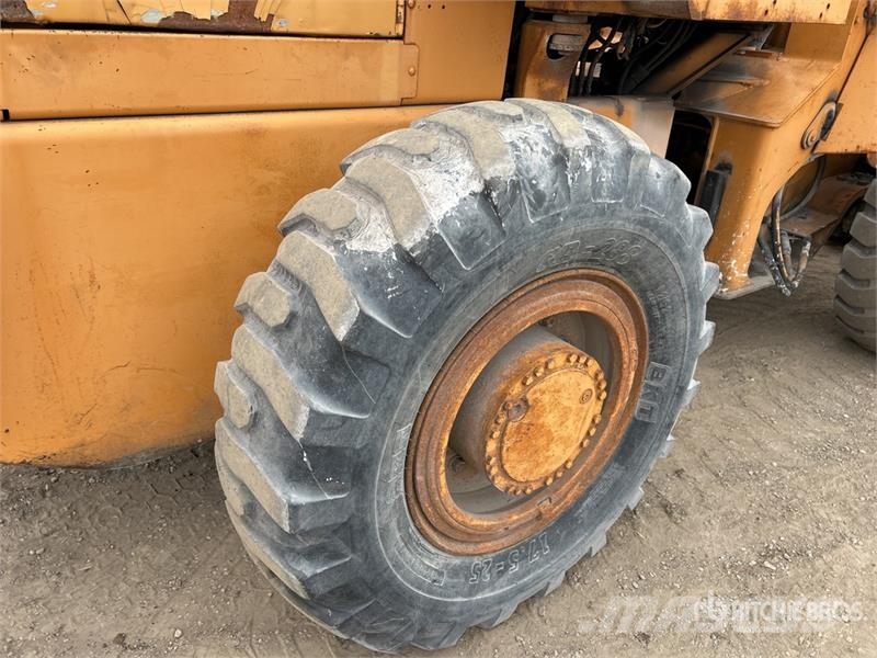 CASE 621B Wheel Loader Iekrāvēji uz riteņiem