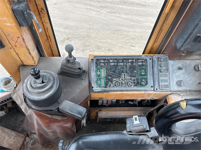 CASE 621B Wheel Loader Iekrāvēji uz riteņiem