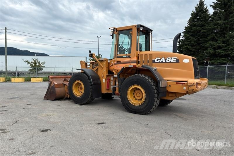 CASE 621D Incarcator pe pneuri