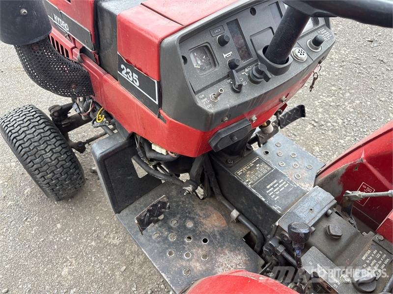Case IH 235 2WD Utility Tractor Taajamatraktorit