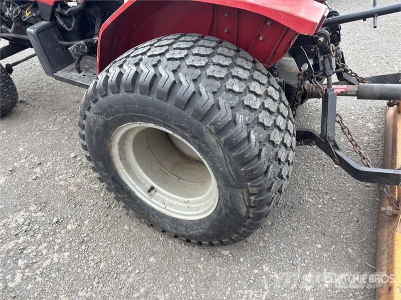 Case IH 235 2WD Utility Tractor Taajamatraktorit