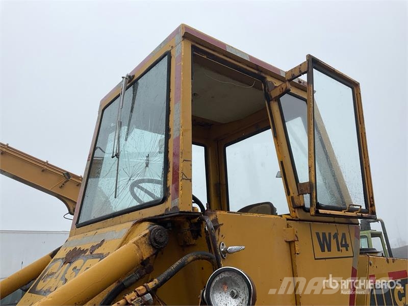 CASE W14 Gumikerekes homlokrakodók