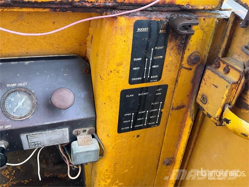 CASE W14 Gumikerekes homlokrakodók