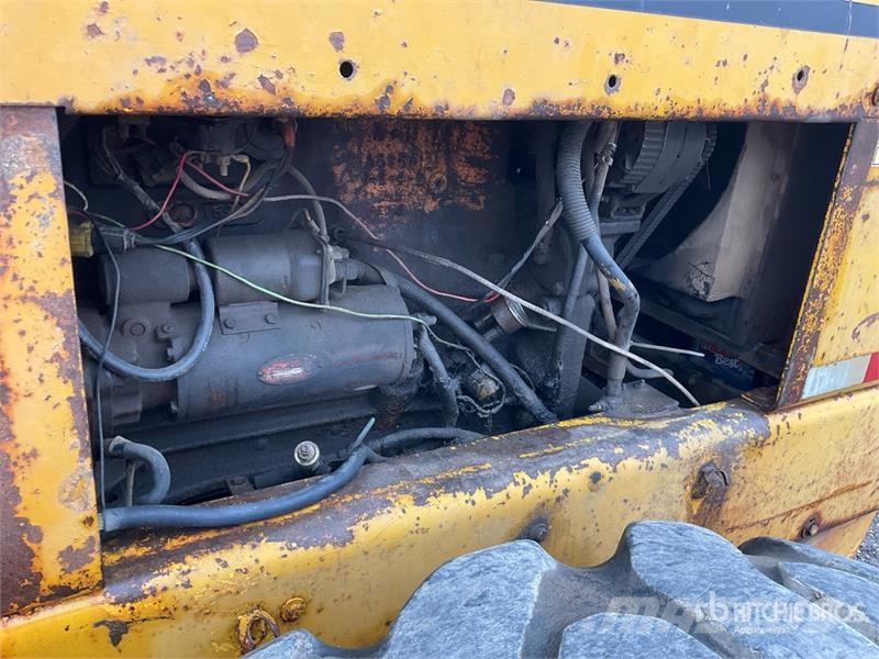 CASE W14 Gumikerekes homlokrakodók