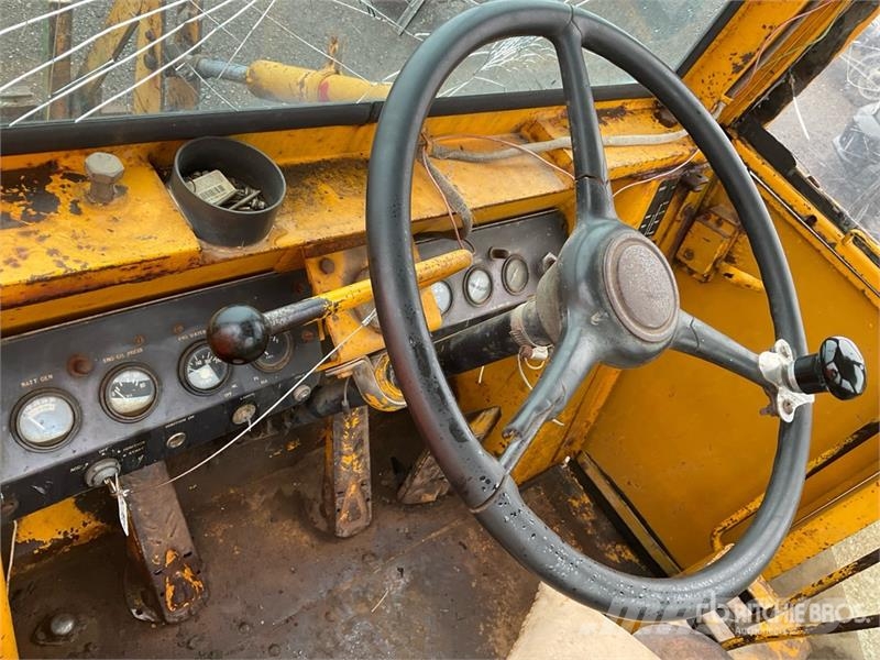 CASE W14 Gumikerekes homlokrakodók