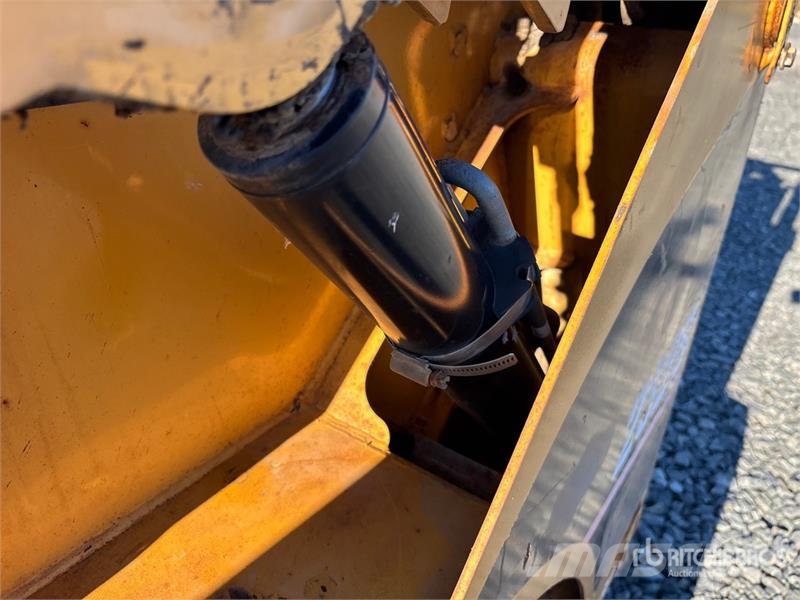 CAT 232B Kompaktrakodók
