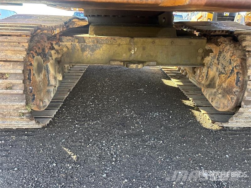 CAT 235B Bagri goseničarji