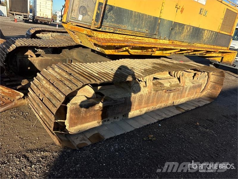 CAT 235B Bagri goseničarji