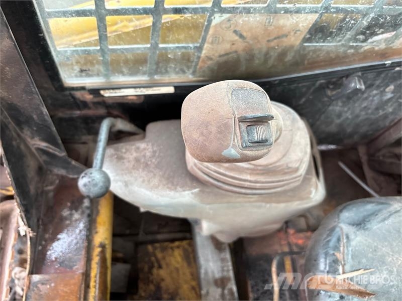 CAT 247B Series 3 Compact Track Loader لوادر انزلاقية التوجيه