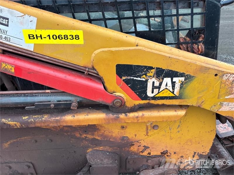 CAT 247B3 لوادر انزلاقية التوجيه
