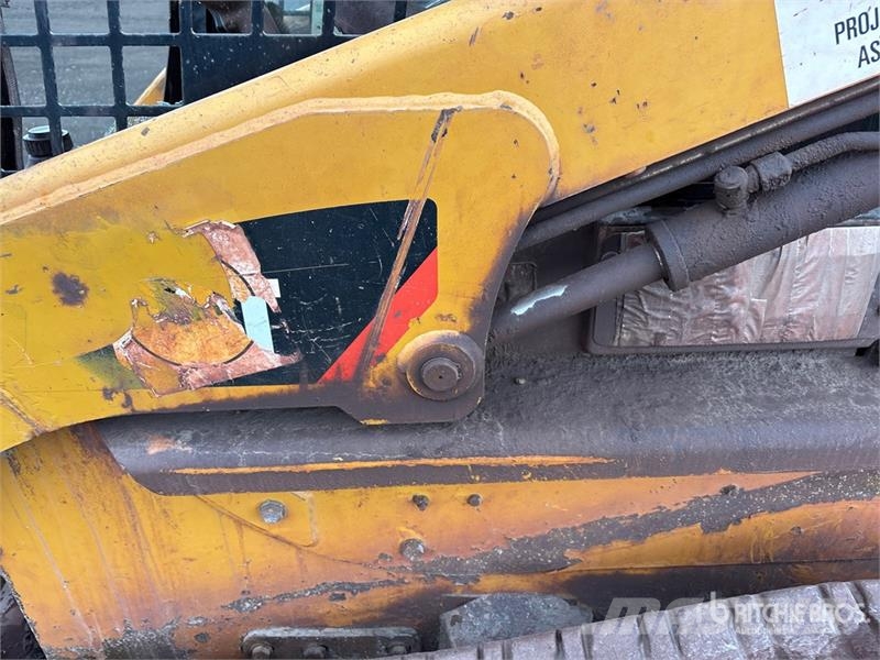 CAT 247B3 لوادر انزلاقية التوجيه