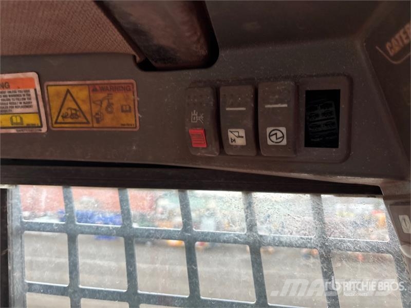 CAT 247B3 لوادر انزلاقية التوجيه