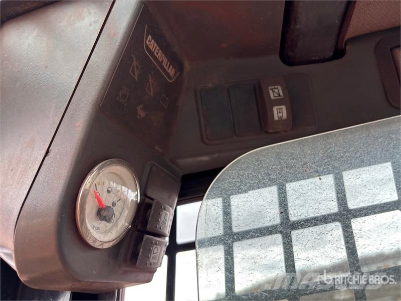 CAT 247B3 لوادر انزلاقية التوجيه