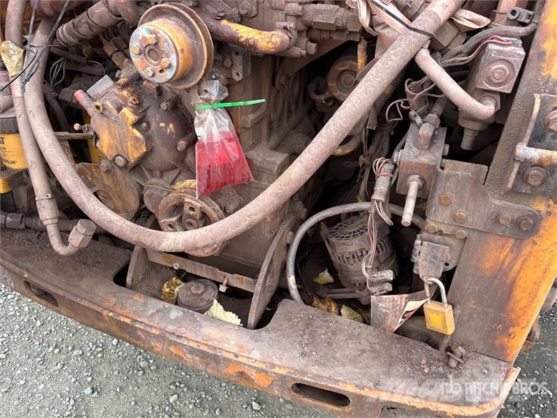 CAT 247B3 لوادر انزلاقية التوجيه