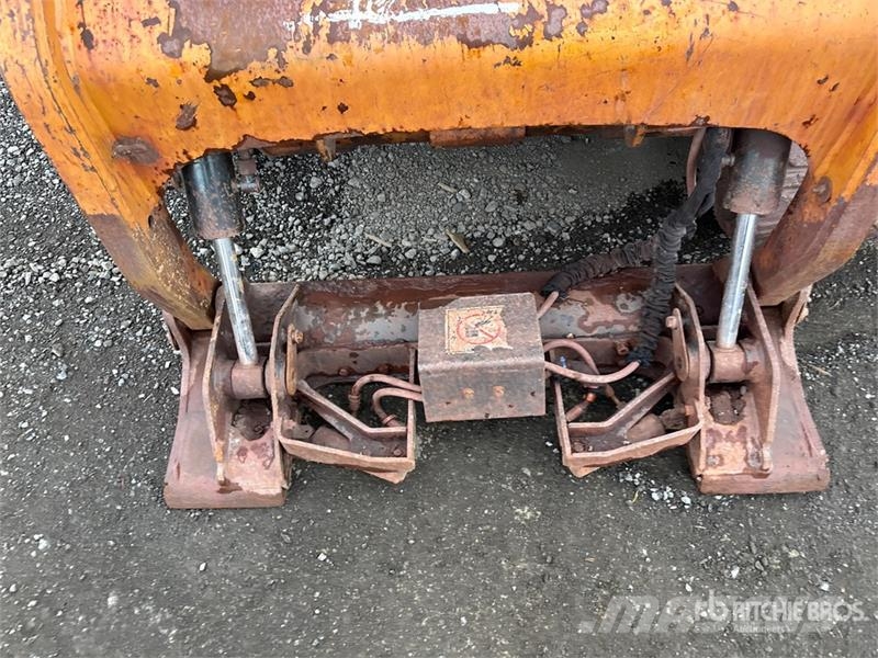 CAT 247B3 لوادر انزلاقية التوجيه