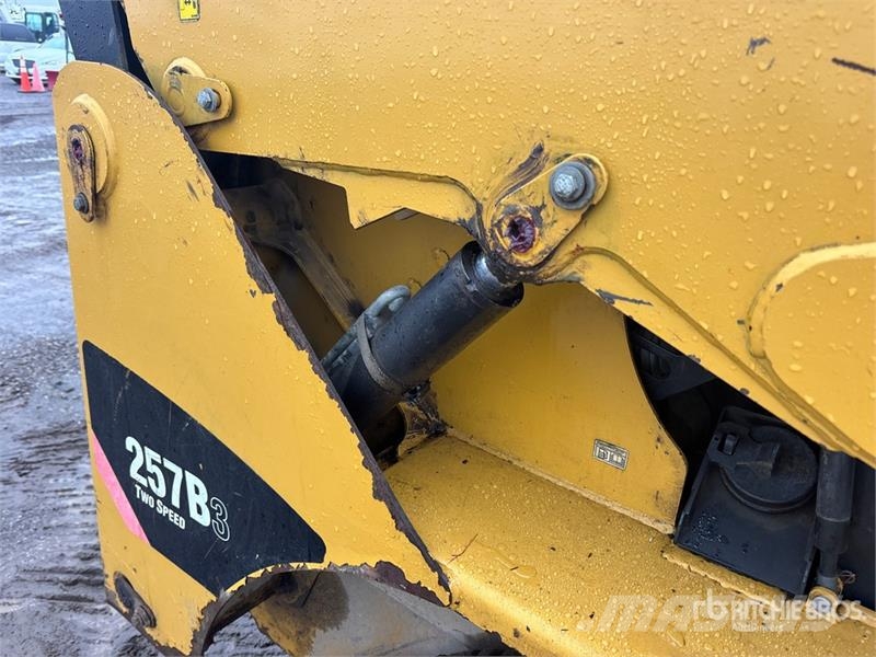 CAT 257B3 Two-Speed Compact Track Loader Lietoti riteņu kompaktiekrāvēji