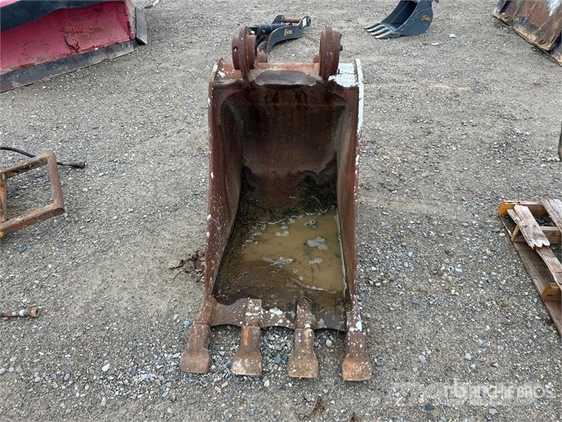CAT 26 in Excavator Bucket Cucharones